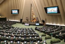 طرح تازه مجلس برای الزام خرید و فروش رمزارز با «کارت ارزی»، تازه‌ترین نمونه از سیاست‌های کنترل‌گرایانه‌ای است که به‌جای ساماندهی، بازار را آشفته‌تر می‌کند. این طرح نشان می‌دهد هنوز تصمیم‌گیران کشور نفهمیده‌اند گاهی بهترین تصمیم در اقتصاد دیجیتال، دخالت نکردن است.