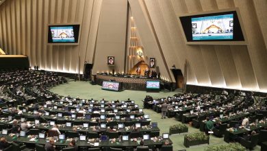 طرح تازه مجلس برای الزام خرید و فروش رمزارز با «کارت ارزی»، تازه‌ترین نمونه از سیاست‌های کنترل‌گرایانه‌ای است که به‌جای ساماندهی، بازار را آشفته‌تر می‌کند. این طرح نشان می‌دهد هنوز تصمیم‌گیران کشور نفهمیده‌اند گاهی بهترین تصمیم در اقتصاد دیجیتال، دخالت نکردن است.