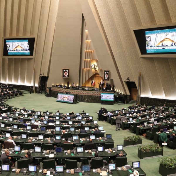 شرکت آرخام از بزرگترین سرقت تاریخ کریپتو پرده برداشت؛ زخم پنهان ماینینگ ایران و غفلت سیاستگذار 3 طرح تازه مجلس برای الزام خرید و فروش رمزارز با «کارت ارزی»، تازهترین نمونه از سیاستهای کنترلگرایانهای است که بهجای ساماندهی، بازار را آشفتهتر میکند. این طرح نشان میدهد هنوز تصمیمگیران کشور نفهمیدهاند گاهی بهترین تصمیم در اقتصاد دیجیتال، دخالت نکردن است.